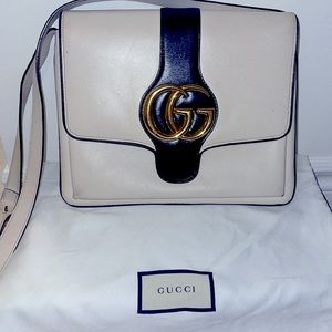Real Gucci crossbody bag. In fairly good condition please see pictures.